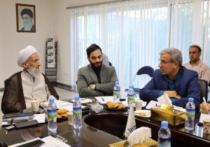 ملت ایران با صلابت در برابر دو قدرت اتمی ایستادگی کرد