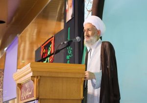 در حوزه علمیه باید بحث علمی و بصیرت انقلابی‌ وجود داشته باشد